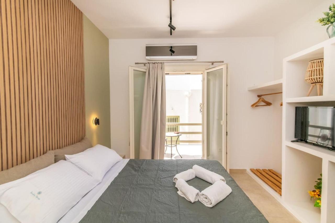 Fouulishouse 3 * Tinos
